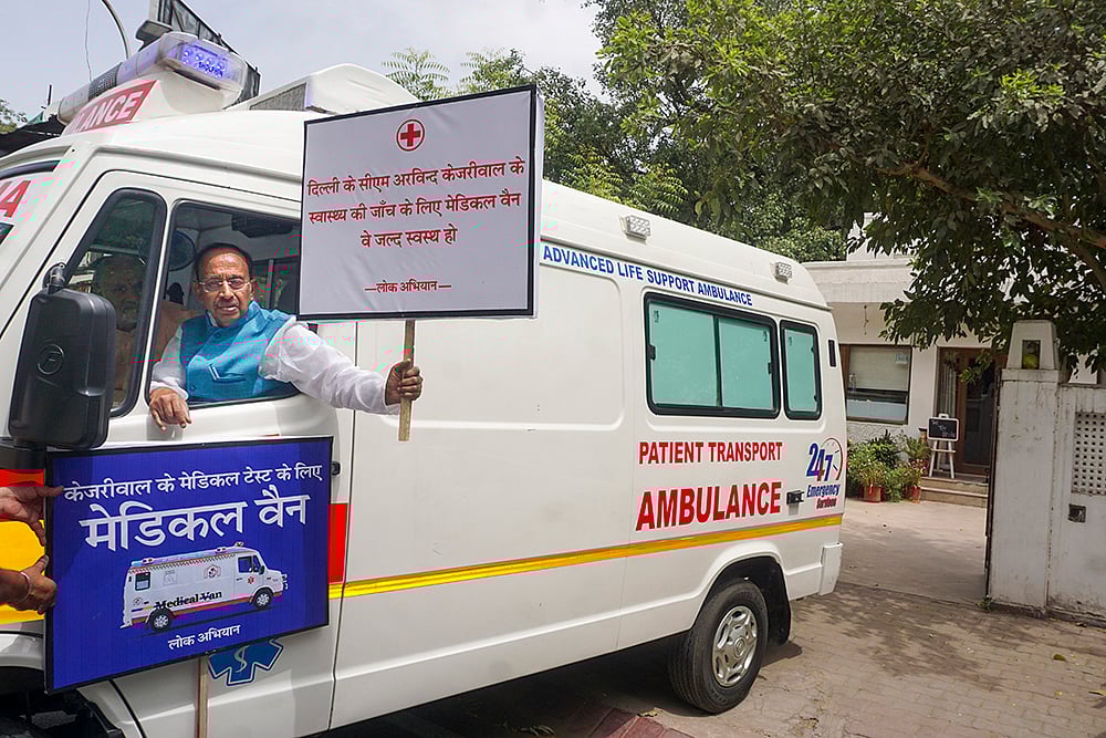 | Photo: PTI : Vijay Goel's unique protest against Kejriwal