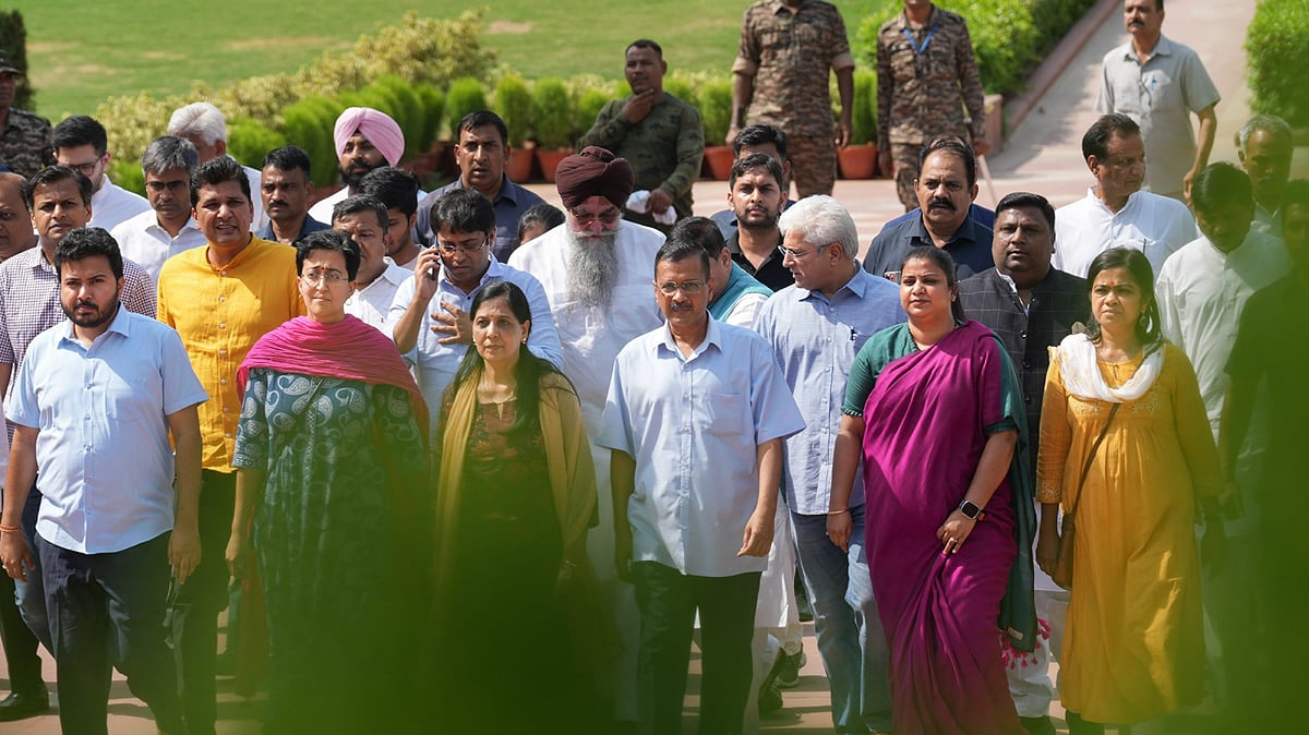 PTI : Delhi Chief Minister and AAP convenor Arvind Kejriwal with his wife and party leaders leaves after visiting Rajghat, ahead of his surrender before Tihar jail authorities, in New Delhi, Sunday, June 2