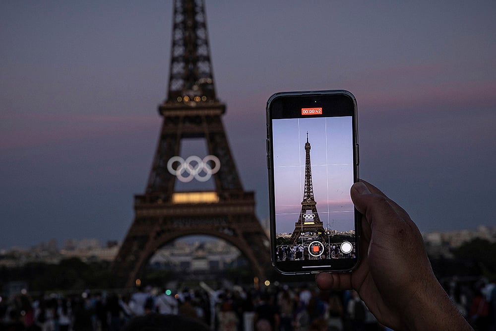 | Photo: AP/Aurelien Morissard : 2024 Paris Olympic Rings Mounted On Eiffel Tower