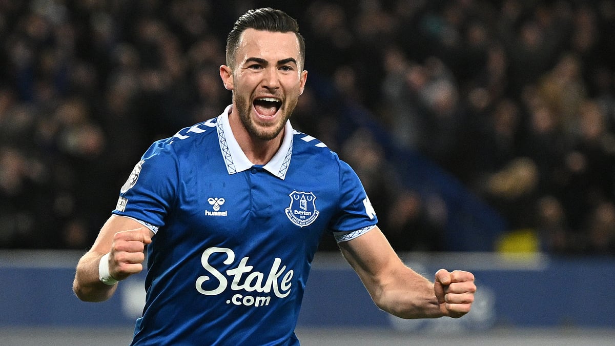 Jack Harrison has re-signed for Everton.