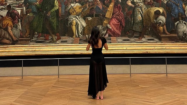 Kendall Jenner's Barefoot Romantic Louvre Stroll Has Everyone Talking