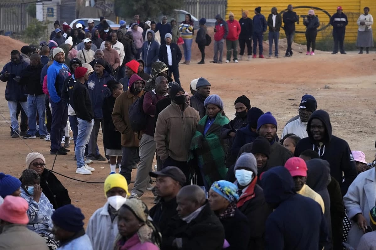 Voter queue up to cast their vote in South Africa - AP