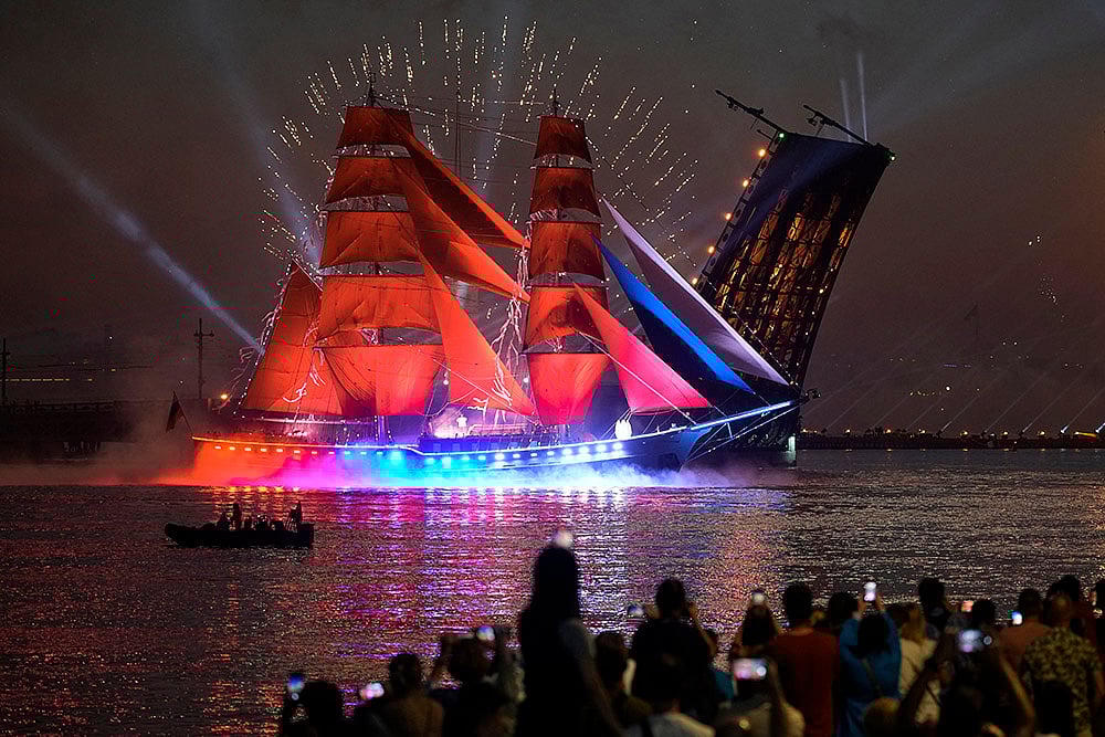 | Photo: AP/Dmitri Lovetsky : Russia Scarlet Sails