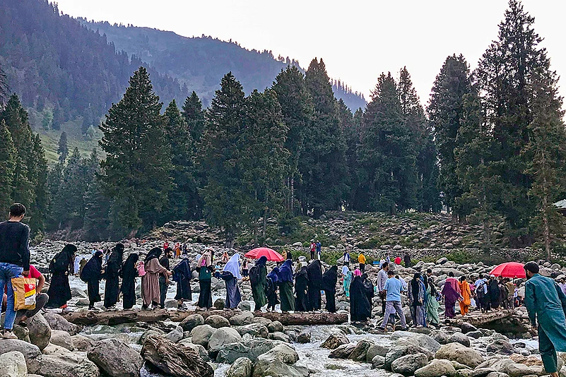 Tourists at Doodhpathri in Budgam