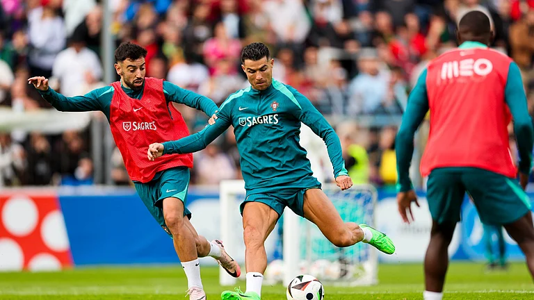 Cristiano Ronaldo (M) during a practice session with Portugal's teammates. - Photo: X/ @selecaoportugal