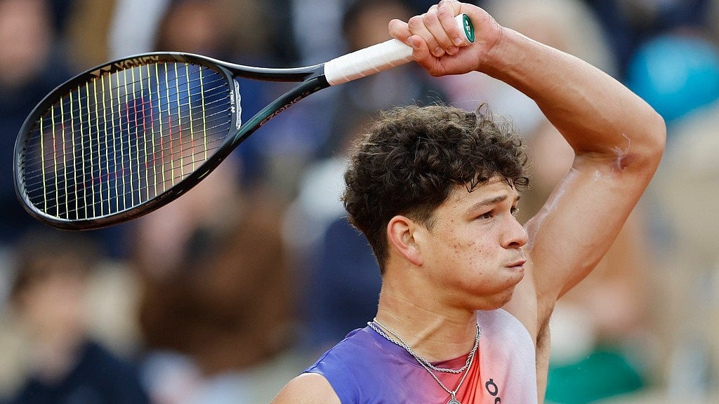 AP : Ben Shelton plays a shot during his third-round loss to Felix Auger-Aliasimme at French Open 2024.