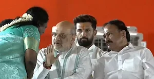 X : Screengrab from the video of Amit Shah's interaction with Tamilisai.