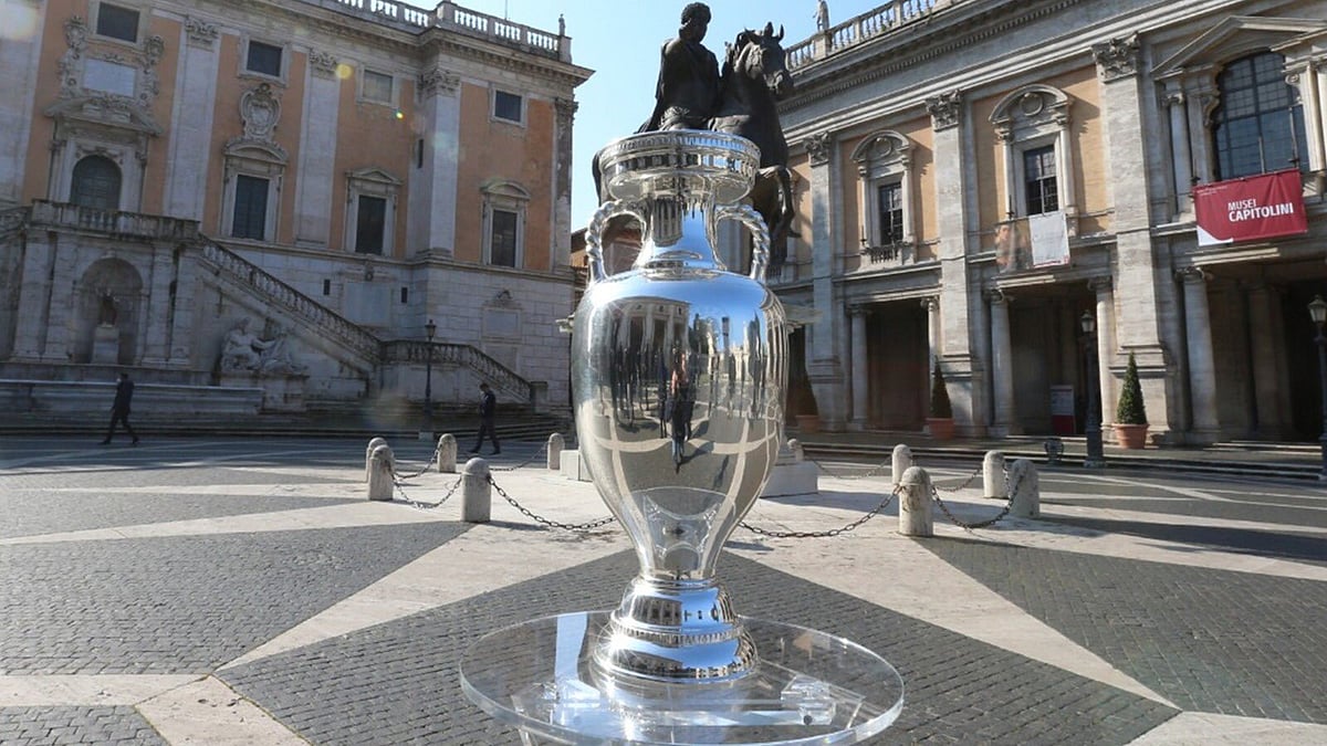 X/Azzurri_En : The UEFA Euro Trophy.