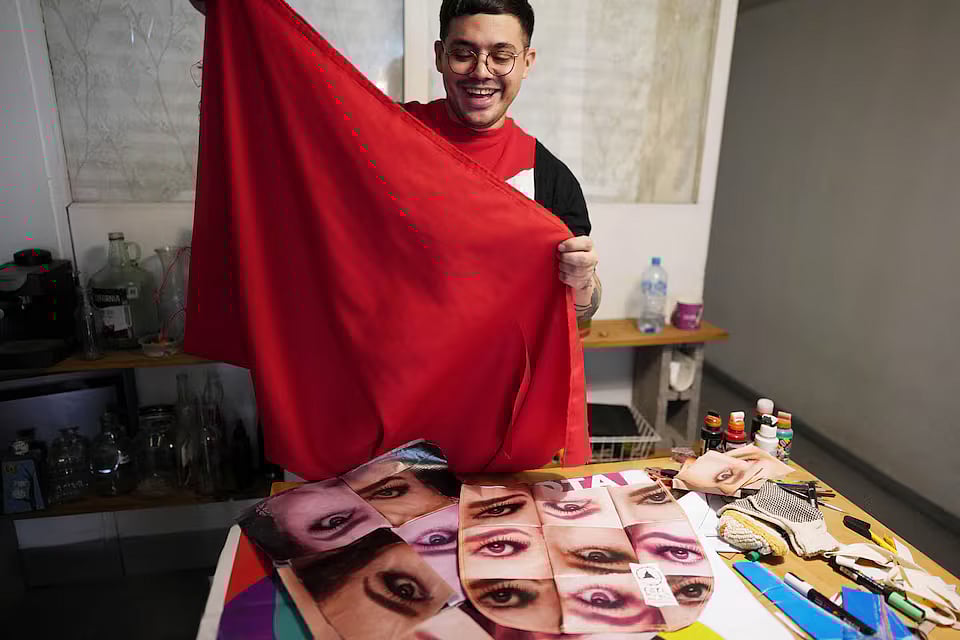 Reuters : Camilo Morales with his designer tote bags made from political ads.