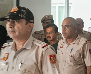 PTI : Police personnel accompaying Delhi CM Arvind Kejriwal inside Rose Avenue Court |