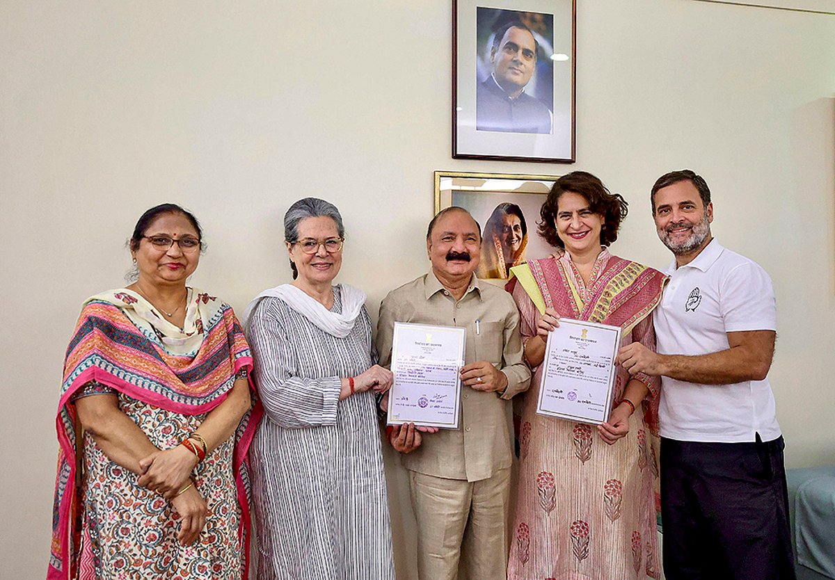 Sonia Gandhi, Priyanka Gandhi, Rahul Gandhi and Kishori Lal Sharma