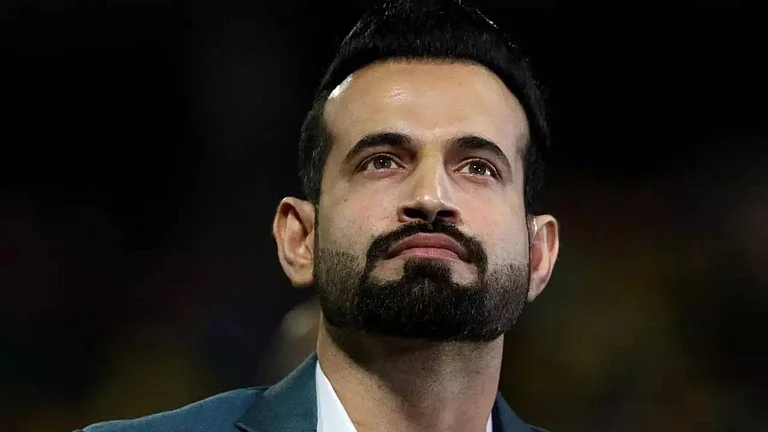 MS Dhoni Hookah Controversy Resurfaces As Irfan Pathan Hints At Favouritism Behind India Exit - X/mufaddal_vohra
