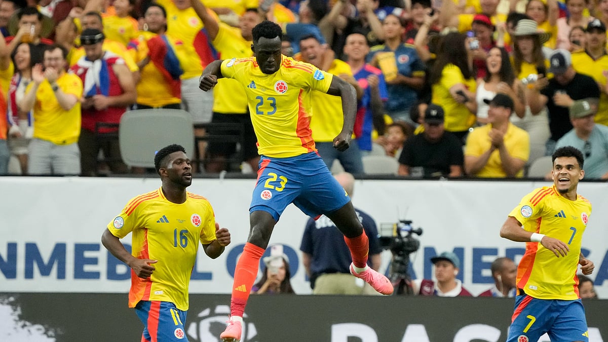(AP Photo/Rick Scuteri) : Colombia's Davinson Sanchez celebrates scoring his side's second goal against Costa Rica during a Copa America Group D soccer match in Glendale, Ariz., Friday, June 28, 2024. 
