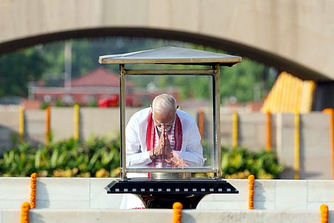 Modi pays tribute at Rajghat in Delhi