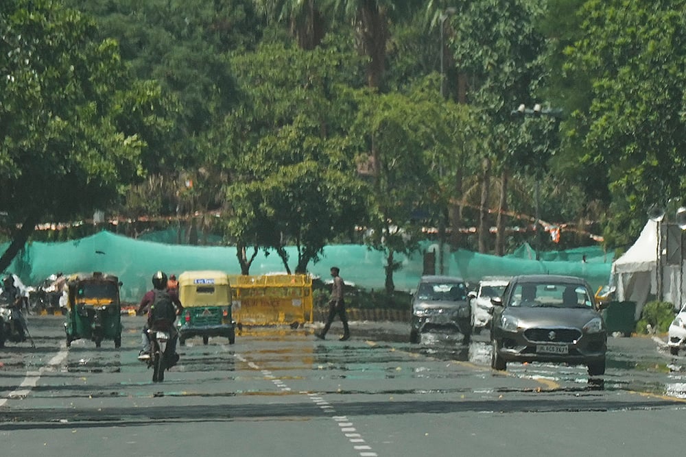 | Photo: PTI/Manvender Vashist Lav : Weather: Hot summer day in Delhi