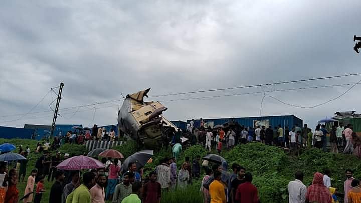 X/@dhairyam14
 : The 13174 Kanchanjunga Express from Agartala collided with the goods train near Rangapani close to New Jalpaiguri station