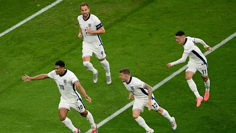 Harry Kane celebrates with Jude Bellingham - null