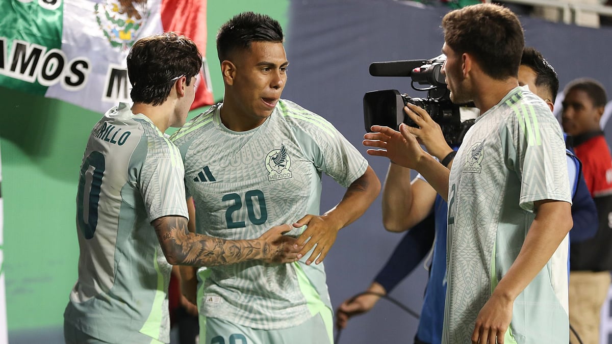 Mexico celebrate Alvarez's goal