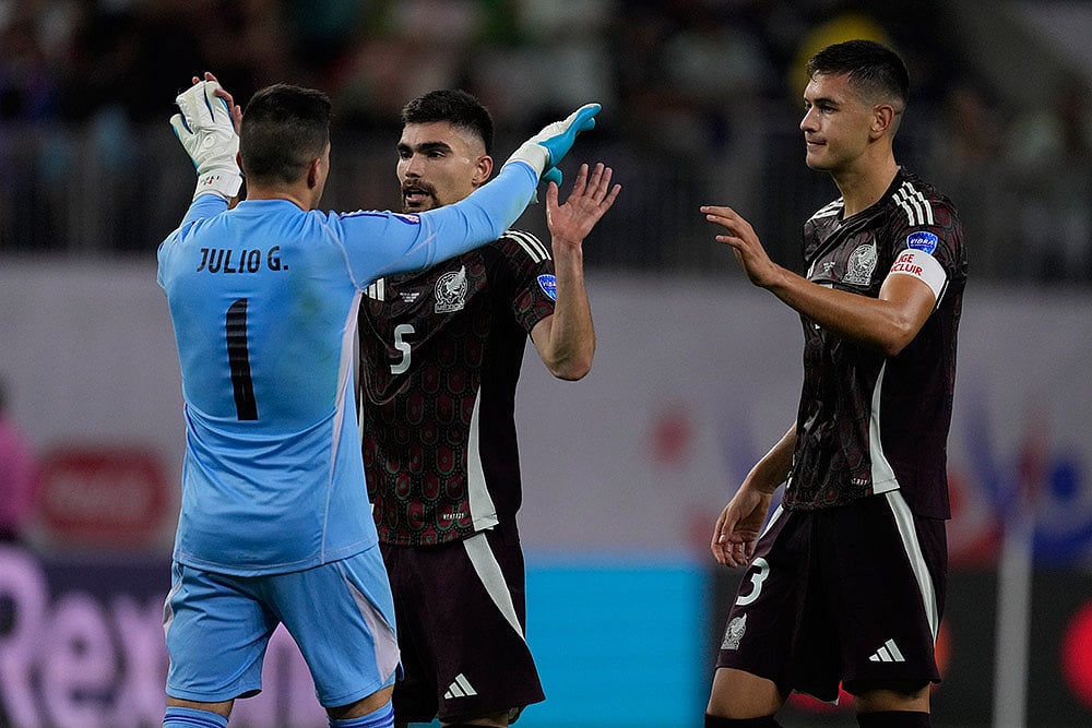 Photo: AP/Kevin M. Cox : Mexico's goalkeeper Julio Gonzalez