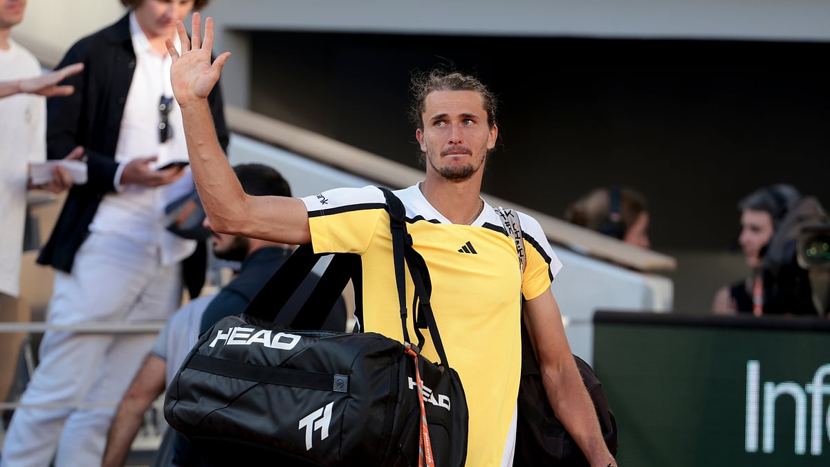 Alexander Zverev waves to the French Open crowd following his defeat to Carlos Alcaraz - null