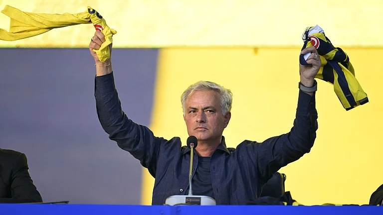 Jose Mourinho addresses Fenerbahce's supporters. - null