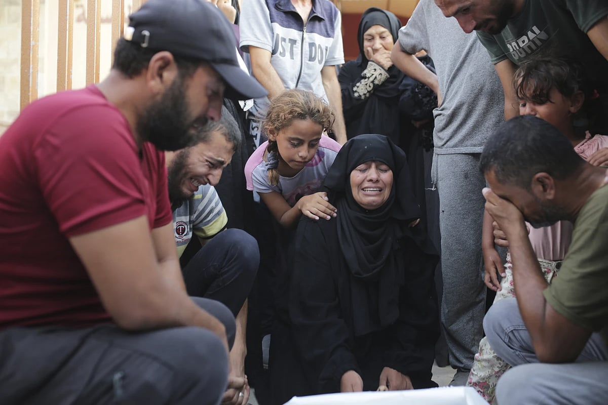 AP : A Palestinian family mourns a loved one killed by Israeli bombardment |