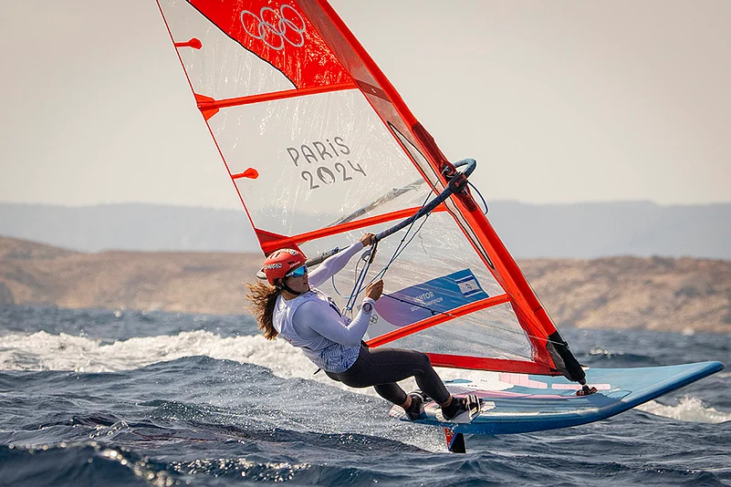 2024 Paris Olympics Sailing_ womens windsurfing race_1