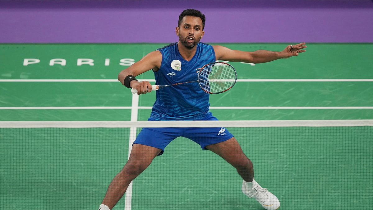 AP Photo/Kin Cheung : India's H.S. Prannoy plays against Vietnam's Le Duc Phat during their men's singles badminton group stage match at the 2024 Summer Olympics.
