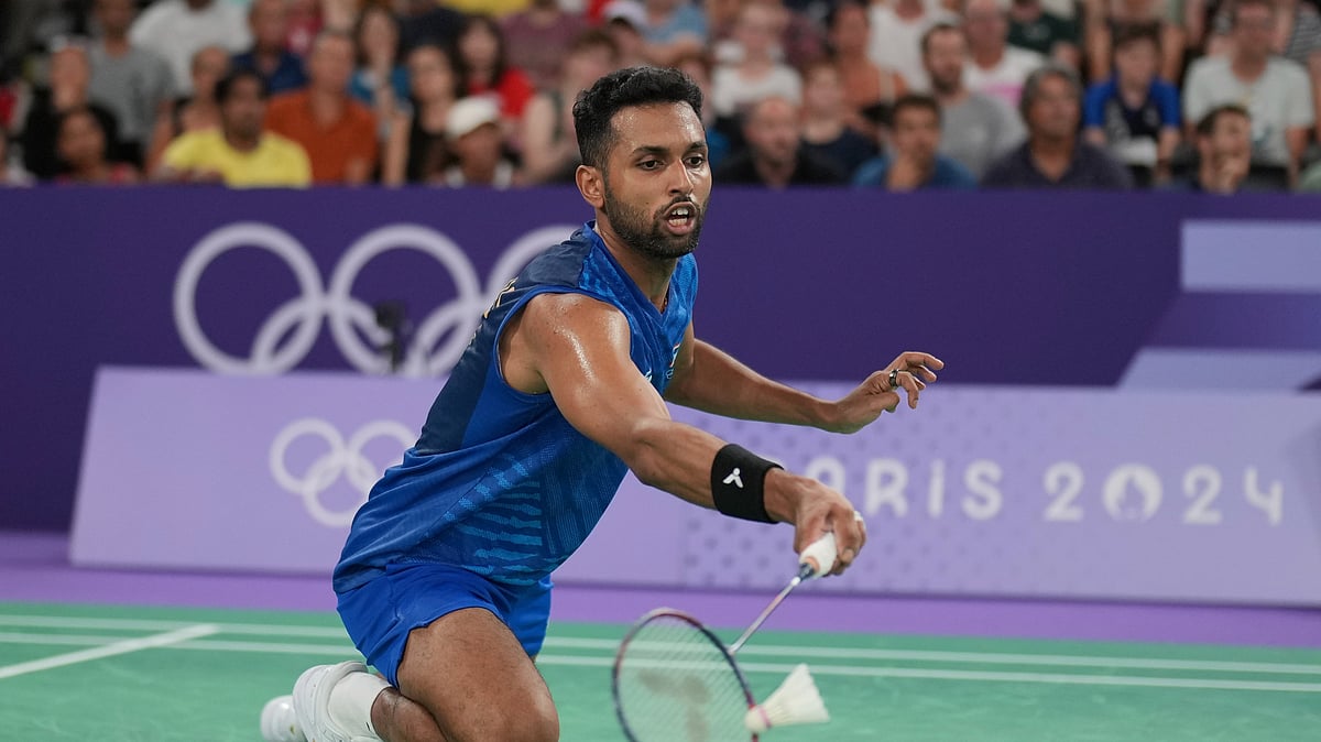 AP Photo/Dita Alangkara : India's H.S. Prannoy plays against Vietnam's Le Duc Phat during their men's singles badminton group stage match at the 2024 Summer Olympics.