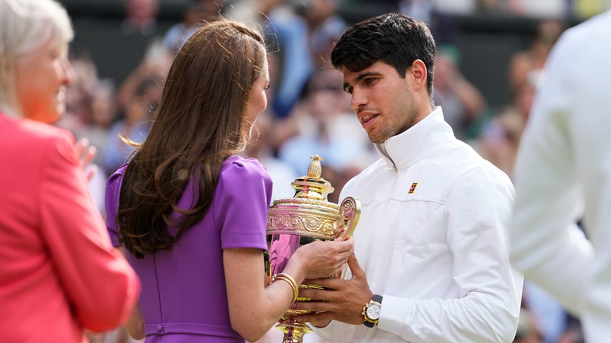  AP Photo/Kirsty Wigglesworth : Carlos Alcaraz of Spain receives his trophy from Kate, Princess of Wales after defeating Novak Djokovic of Serbia in the men's singles final at the Wimbledon tennis championships in London, Sunday, July 14, 2024.