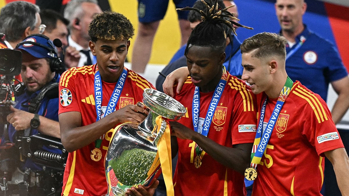 Lamine Yamal (l) was named the Young Player of Euro 2024 - null