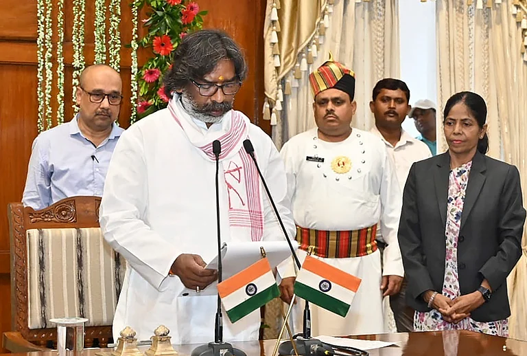 Hemant Soren takes oath as Jharkhand CM - -