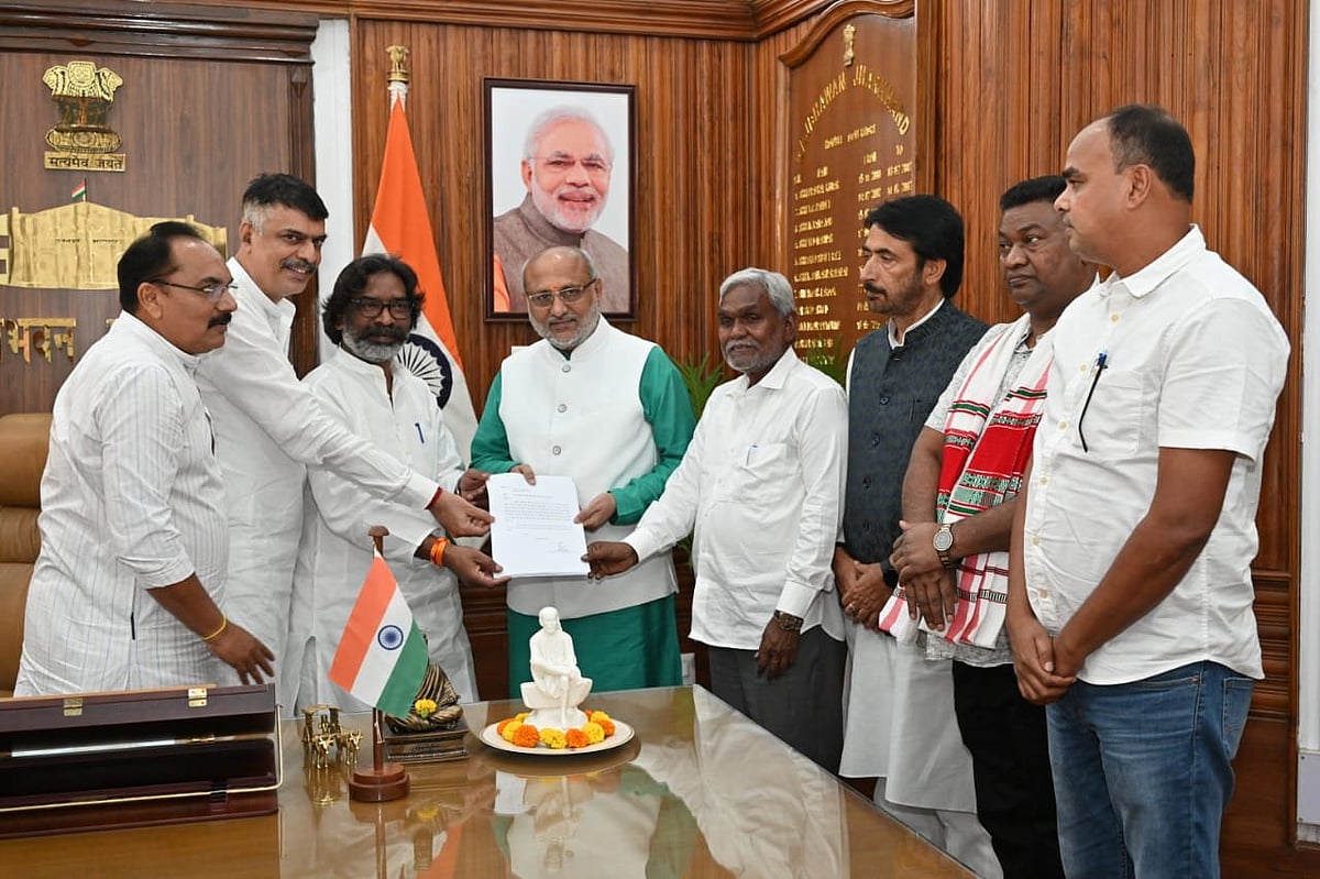 X/@ANI : Hemant and Champai Soren with the Governor at Raj Bhavan. | 