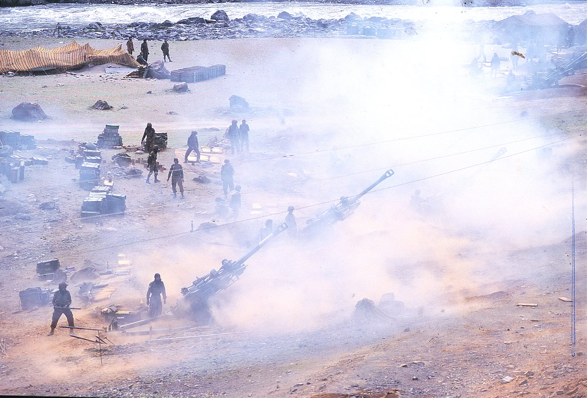 Jitender Gupta/Outlook : Artillery in Kargil, Jammu & Kashmir on 28-05-1999.