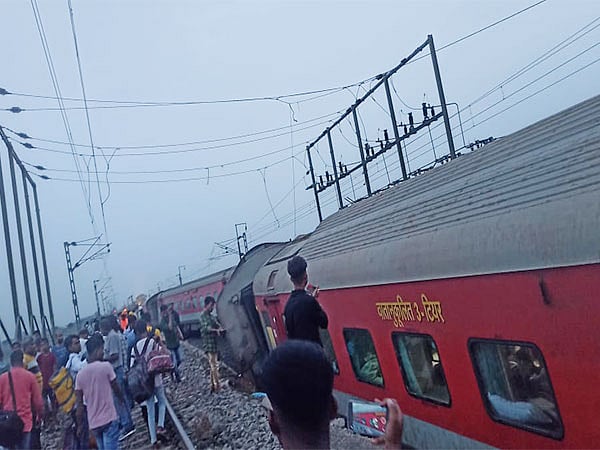 X/@ANI : Howrah-CSMT Express derailment |