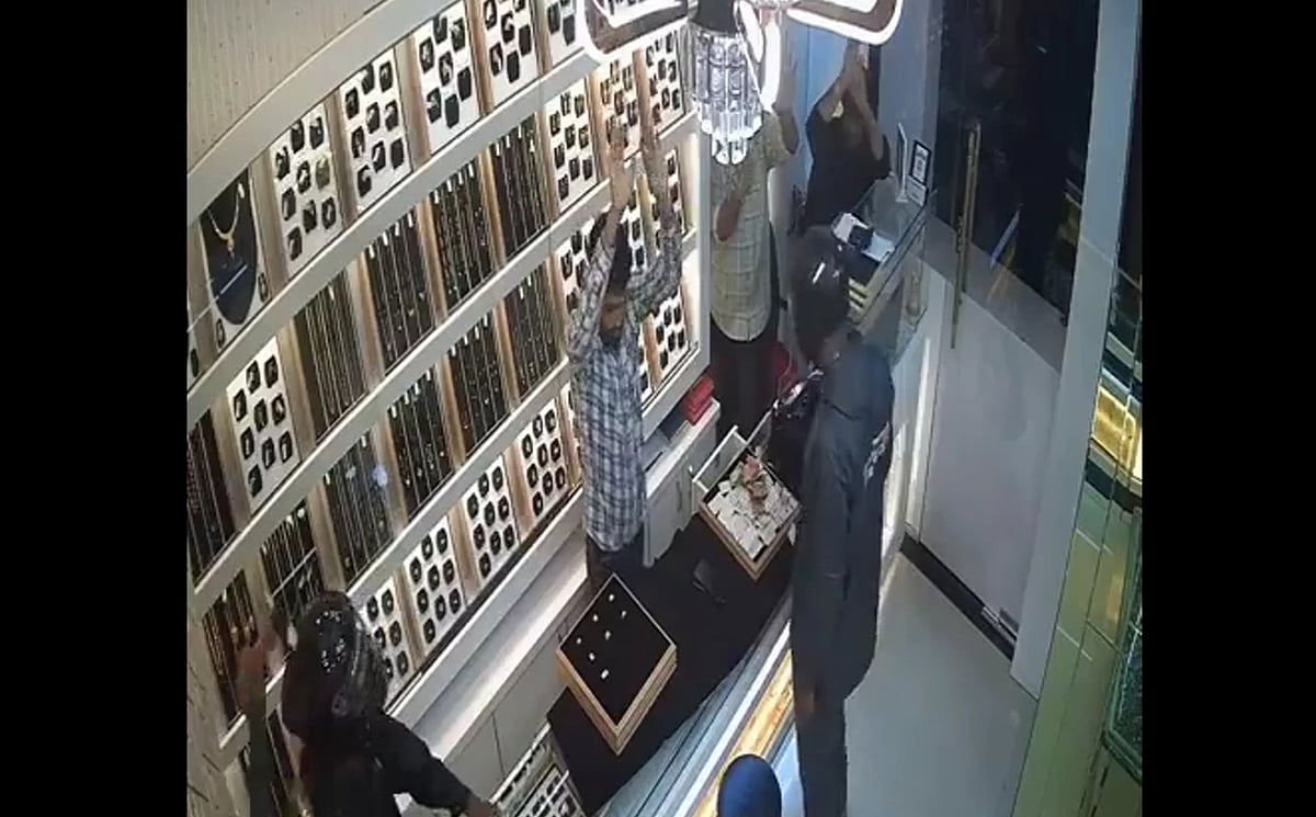 3 men loot Rs 11 lakh from jewellery shop in Navi Mumbai