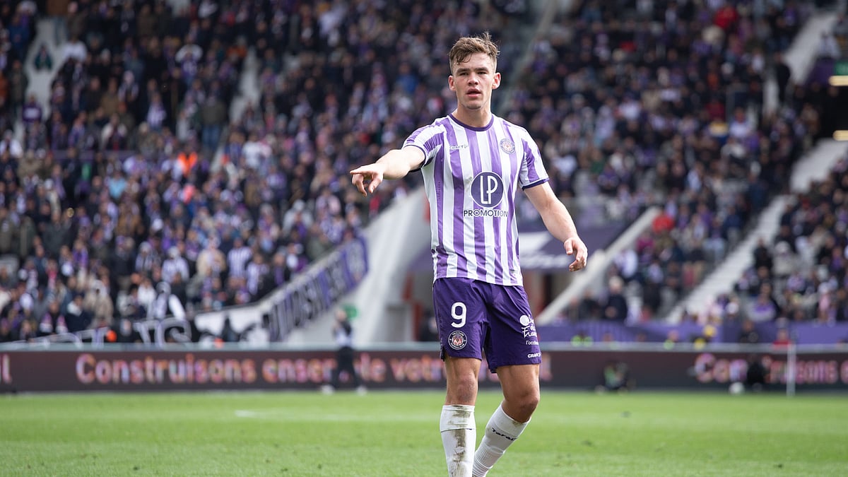 Bologna have signed striker Thijs Dallinga from Toulouse.