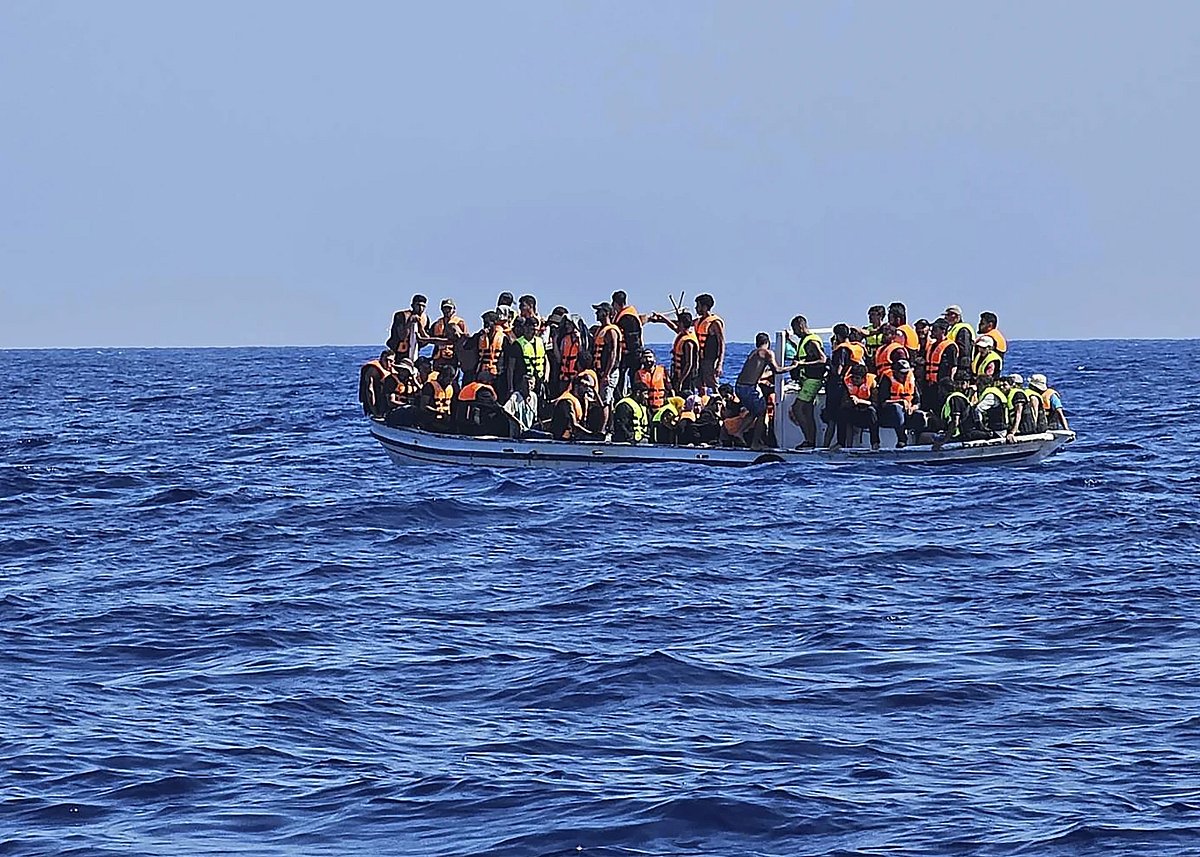 7 Killed, 19 Rescued As Migrant Raft Crashes Into Rocks And Sinks Off ...