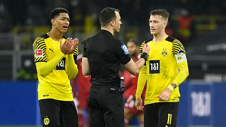 Jude Bellingham, then of Borussia Dortmund, protests with Felix Zwayer. - null