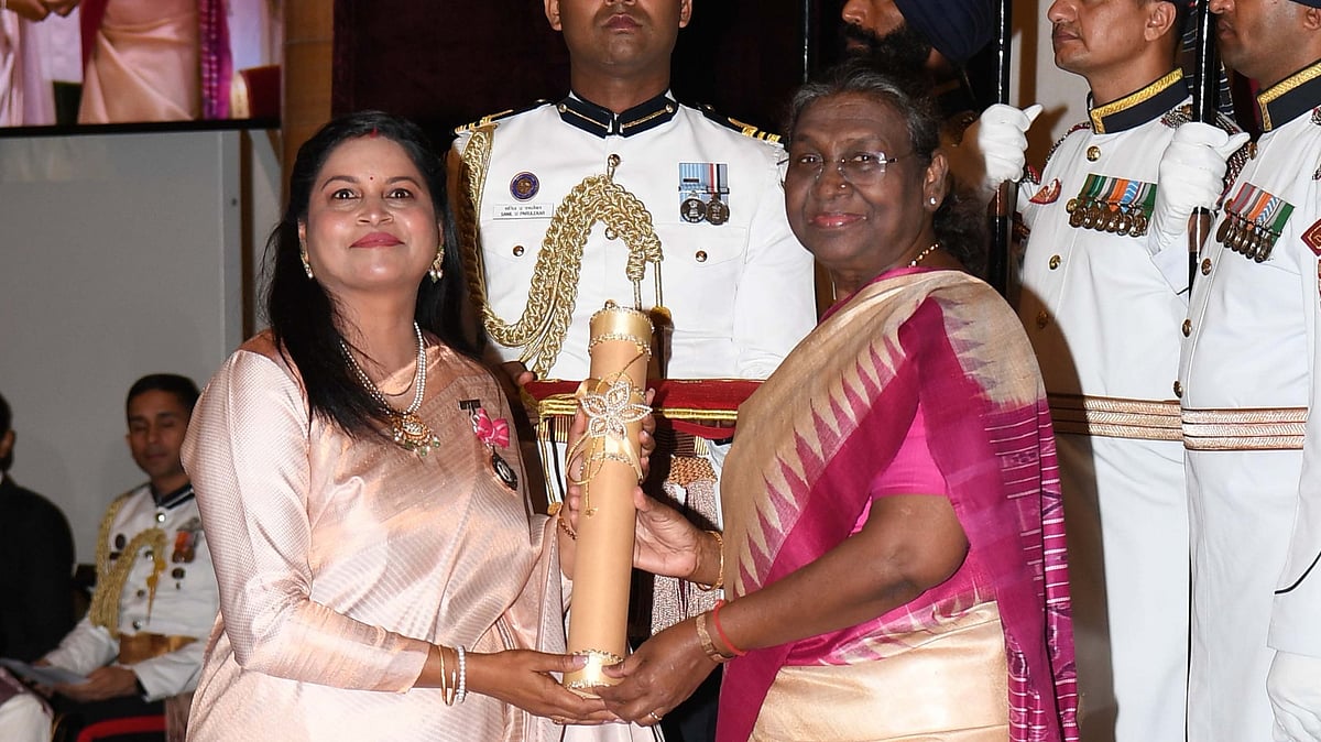X/@rashtrapatibhvn : India women's team archery coach Purnima Mahato getting Padma Shri from President Droupadi Murmu.