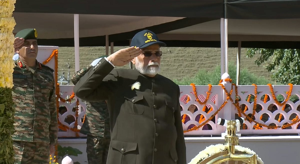 PTI : PM Modi pays tribute to 1999 Kargil war heroes |