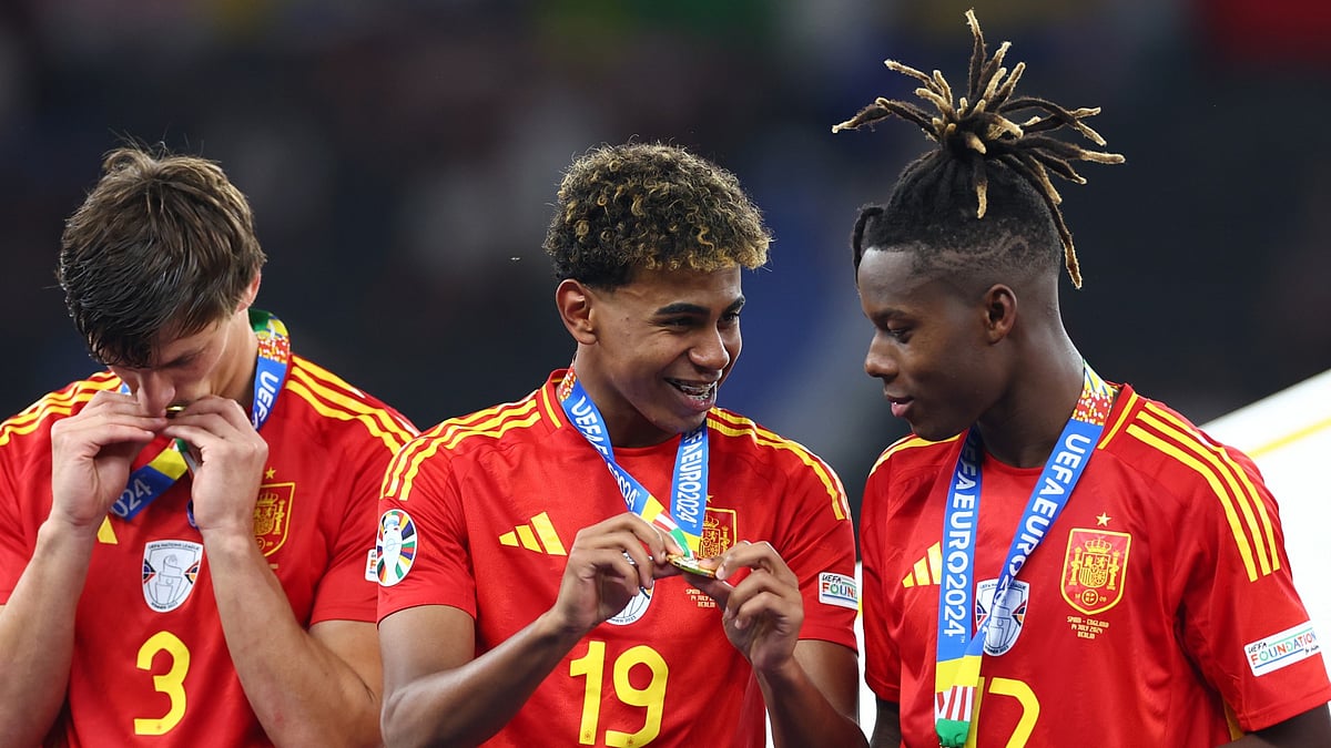 Lamine Yamal and Nico Williams with their Euro 2024 winners' medals.