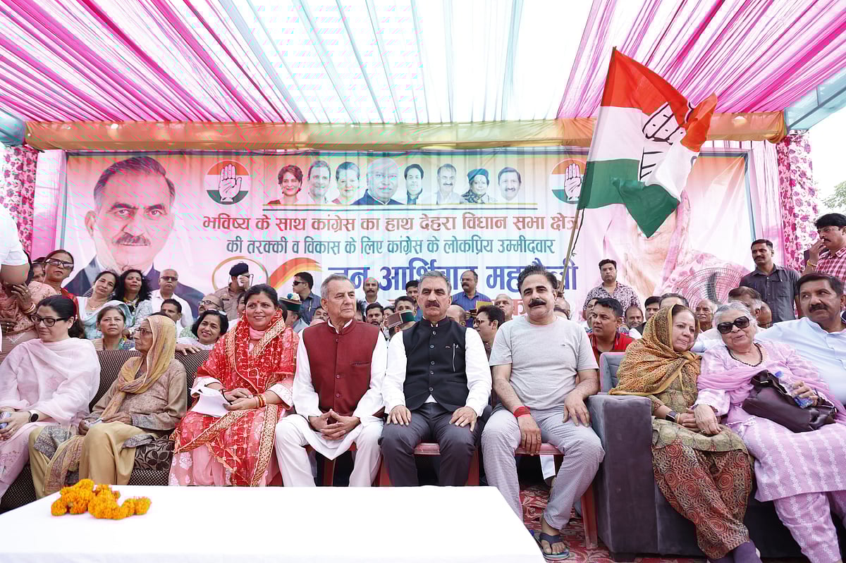 X/@SukhuSukhvinder : Himachal Pradesh CM Sukhvinder Singh Sukhu with wife Kamlesh Thakur and other Congress leaders