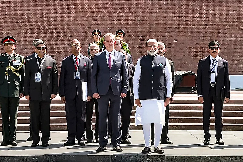 Narendra Modi pay homage at the Tomb of the Unknown Soldier