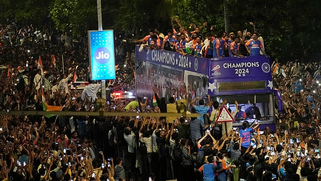 Team India Victory Parade: Parents Lose Kids, Fans Faint Amid Madness At Marine Drive