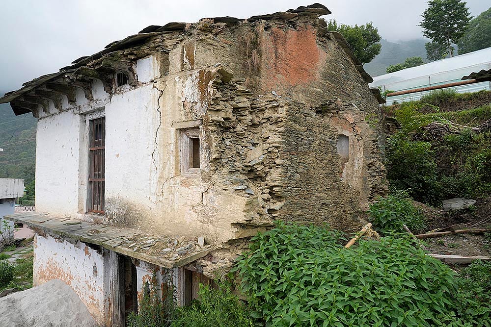 abandoned house in Pauri