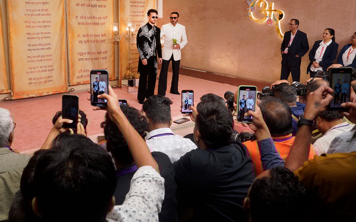 Dinesh Parab : Tiger Shroff and Jackie Shroff pose in front of the cameras at Anant Ambani and Radhika Merchant's wedding in Mumbai