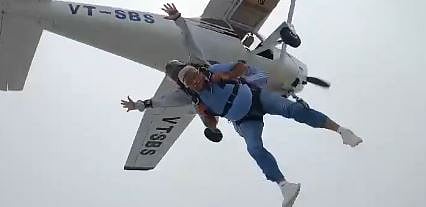 X/ Screengrab from video posted by ANI : Union Minister Gajendra Singh Shekhawat skydiving