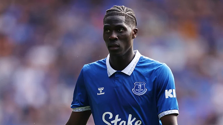 Onana has completed his switch from Everton to Villa - null