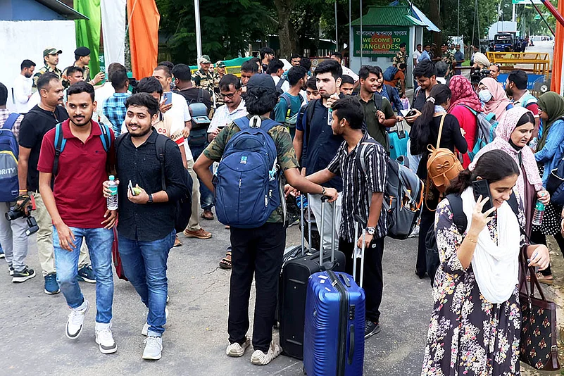 Bangladesh quota unrest: Students return to India_4